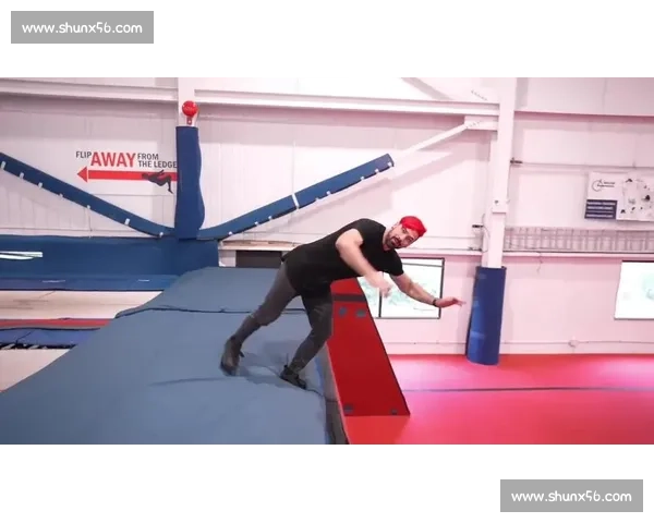 跑酷小伙炫技,摄影师才是真・硬核玩家 跑酷小伙炫技,摄影师才是真・硬核玩家